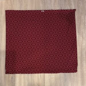 Under Armour performance funnel neck scarf. Diamond quilted maroon